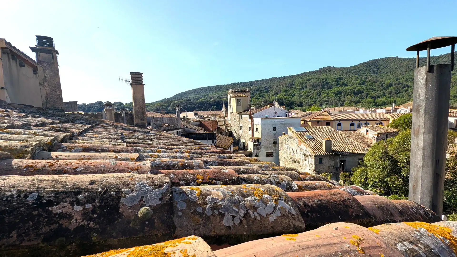 Vista exterior de Casa adosada en venda en Besalú amb Terrassa i Balcó