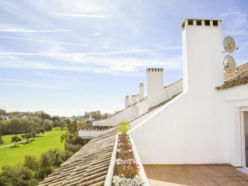 Vista exterior de Ático de alquiler en Marbella con Aire acondicionado, Calefacción y Terraza