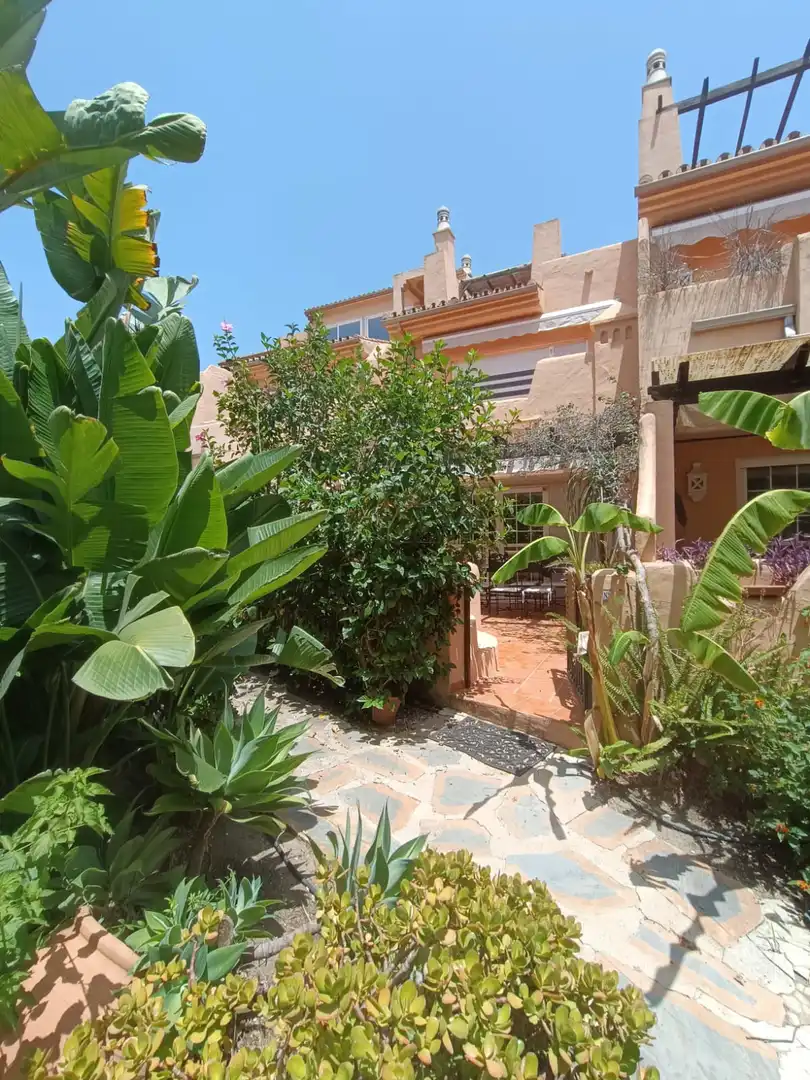Jardí de Casa adosada en venda en Marbella amb Aire condicionat i Alarma
