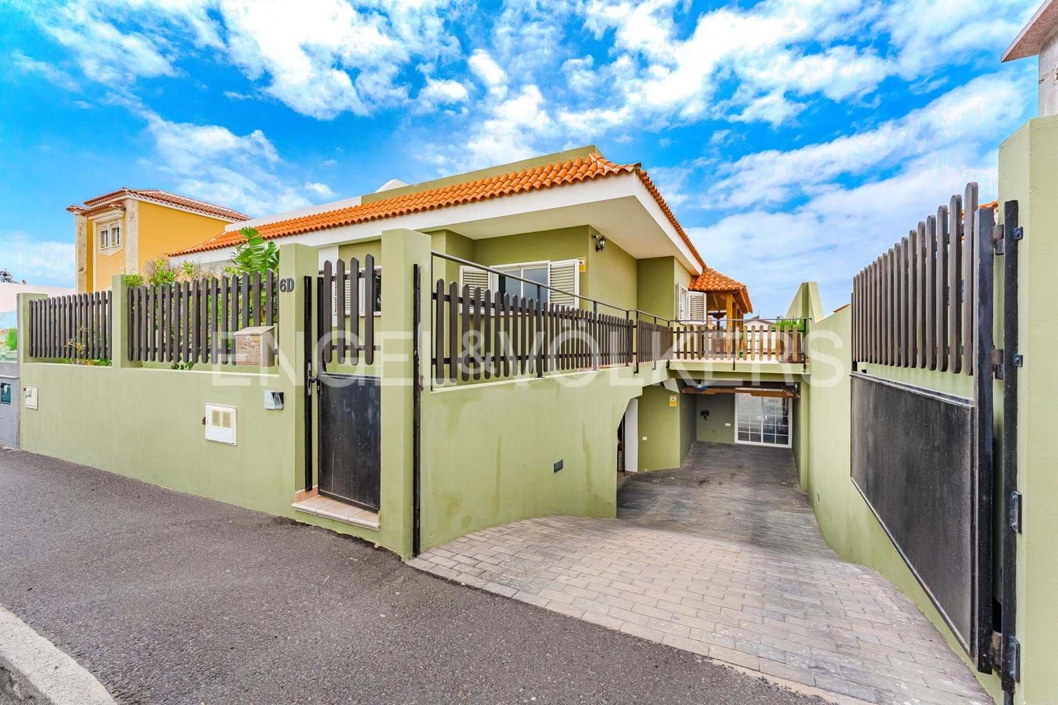Vista exterior de Casa o xalet en venda en Granadilla de Abona amb Terrassa, Moblat i Jacuzzi