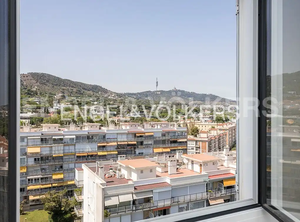 Vista exterior de Àtic en venda en Barcelona amb Aire condicionat, Calefacció i Jardí privat