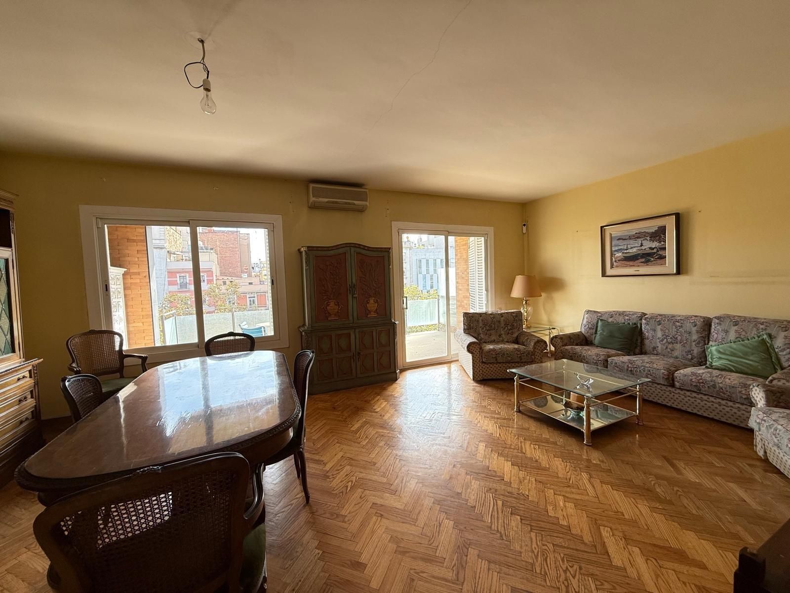 Living room of Flat for sale in  Barcelona Capital  with Air Conditioner, Heating and Parquet flooring