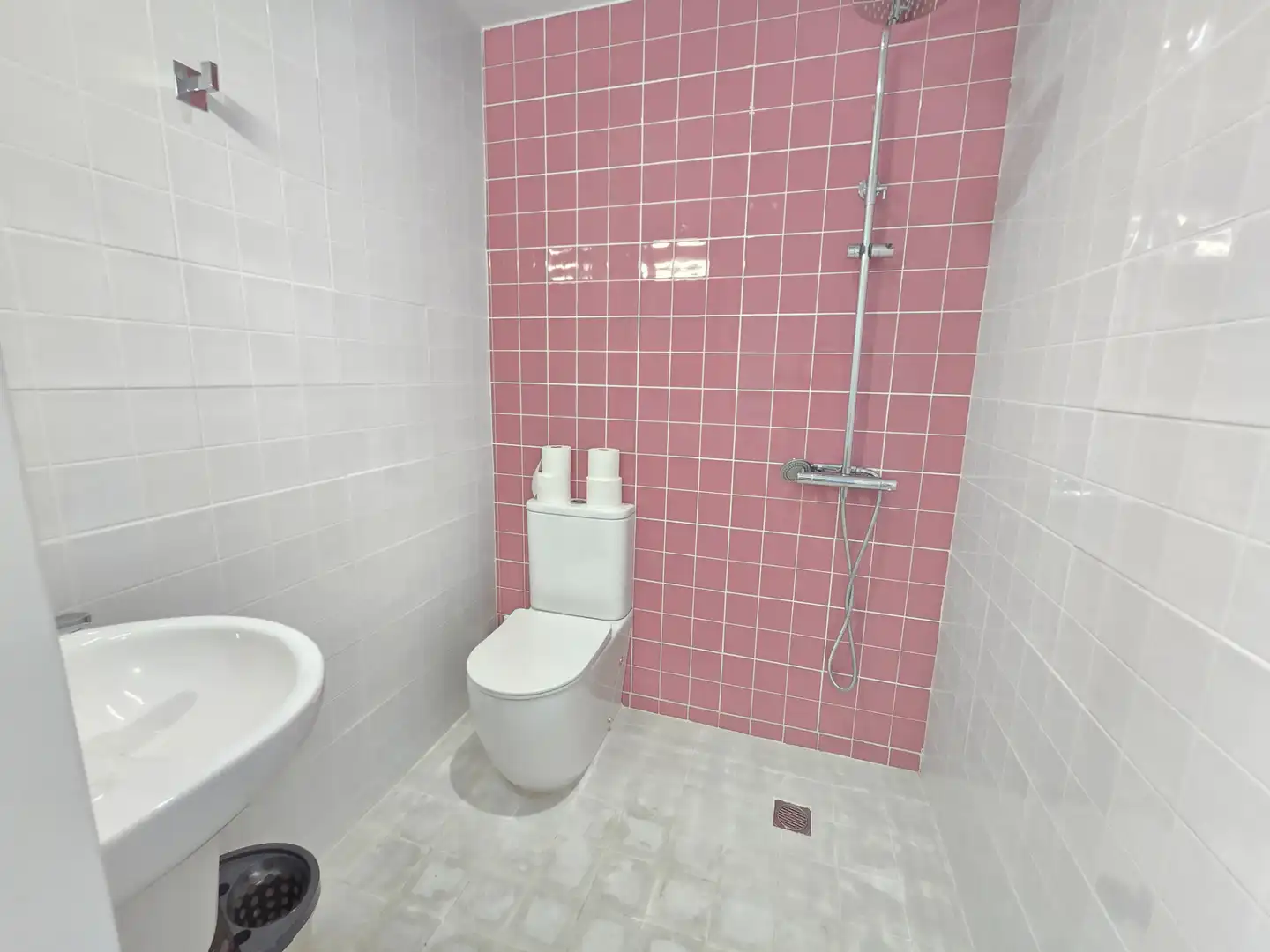 Badezimmer von Einfamilien-Reihenhaus zum Verkauf in Sabadell mit Terrasse und Schwimmbad