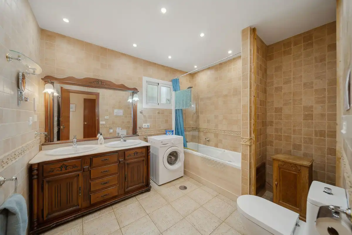 Bathroom of Houses for sale in Benalmádena