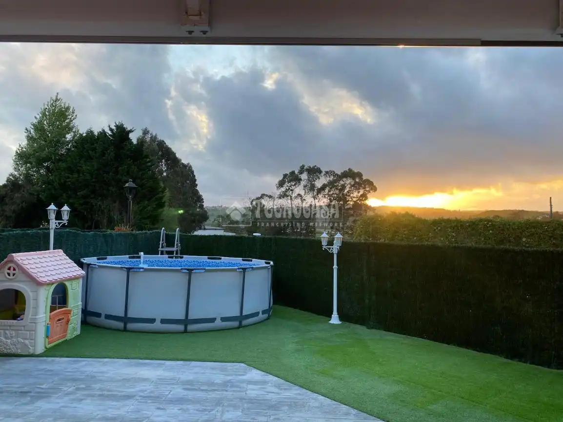 Schwimmbecken von Einfamilien-Reihenhaus zum Verkauf in Miengo mit Heizung, Privatgarten und Terrasse