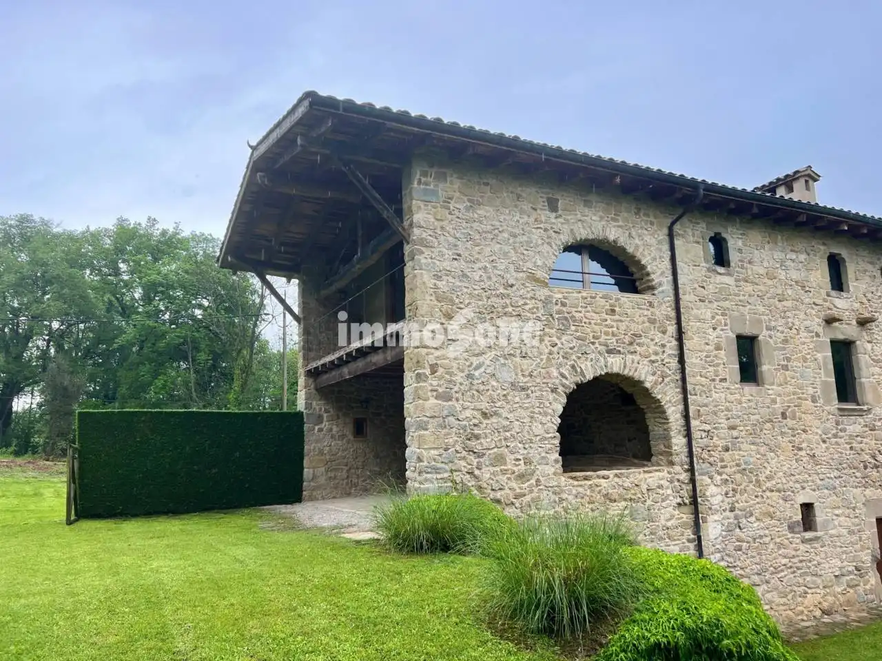 Vista exterior de Finca rústica en venda en La Vall d'en Bas amb Calefacció, Jardí privat i Alarma