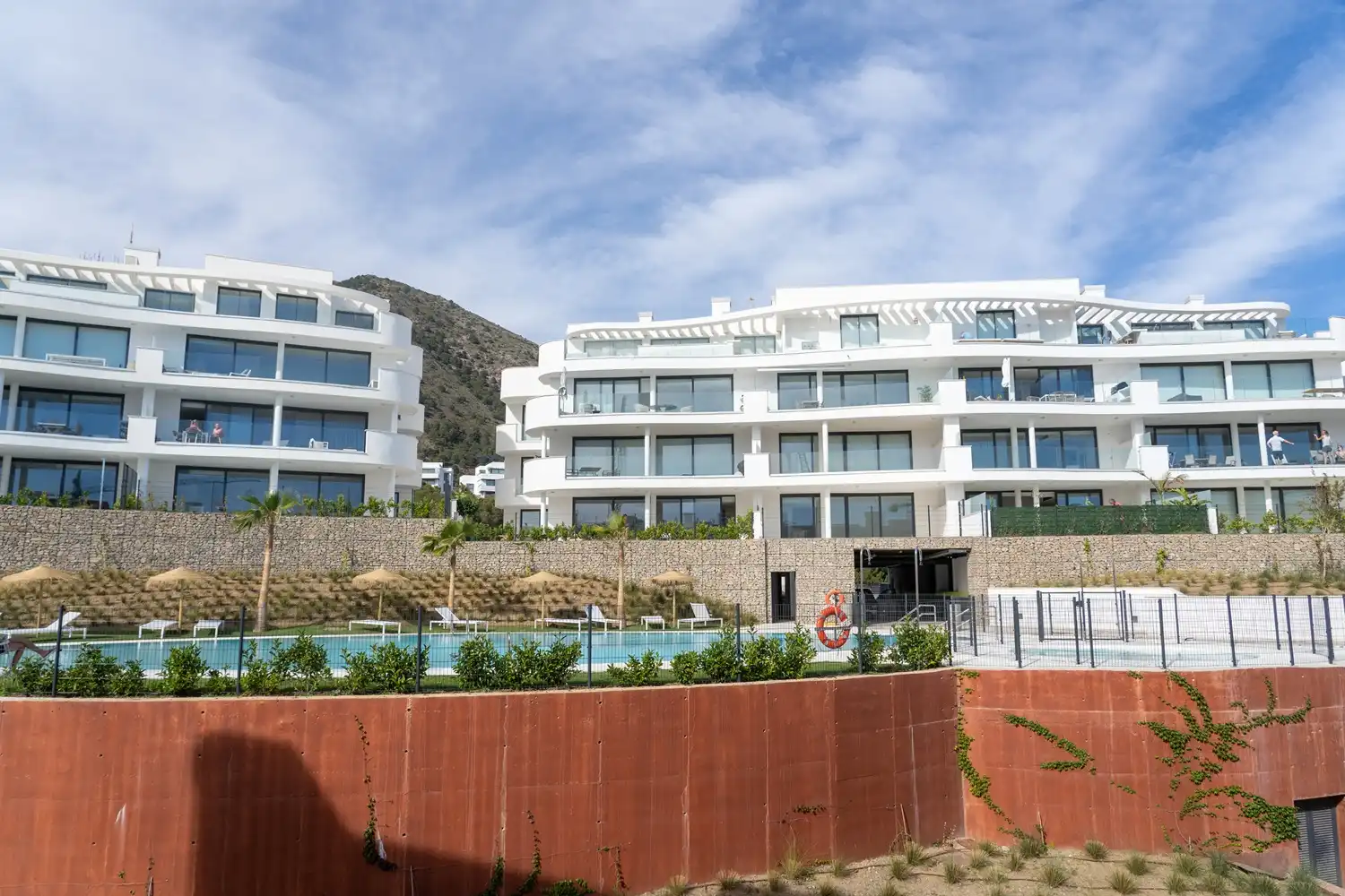 Außenansicht von Wohnung zum Verkauf in Fuengirola mit Klimaanlage, Heizung und Terrasse