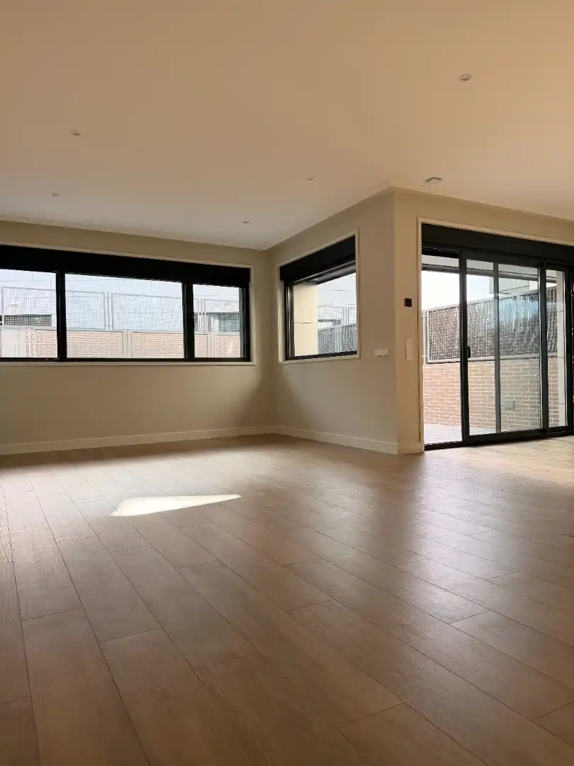 Sala de estar de Casa adosada en venta en Boadilla del Monte con Aire acondicionado, Calefacción y Jardín privado
