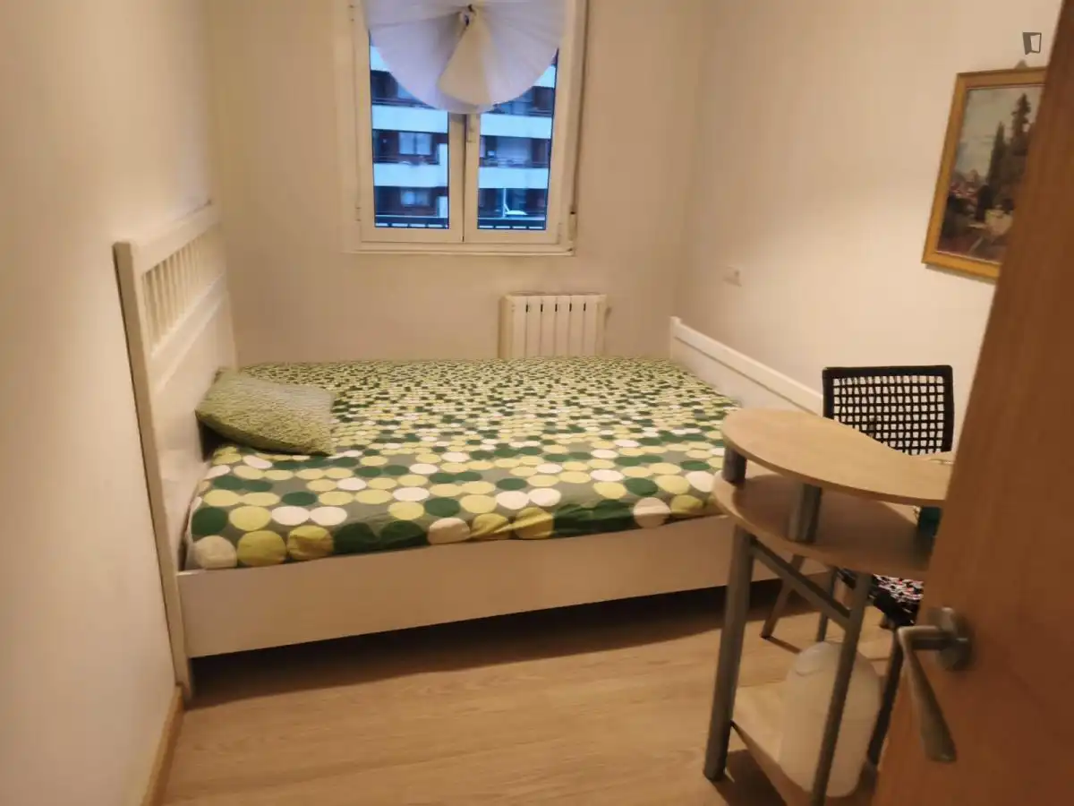 Dormitori de Apartament per a compartir en Vigo  amb Calefacció, Moblat i Forn