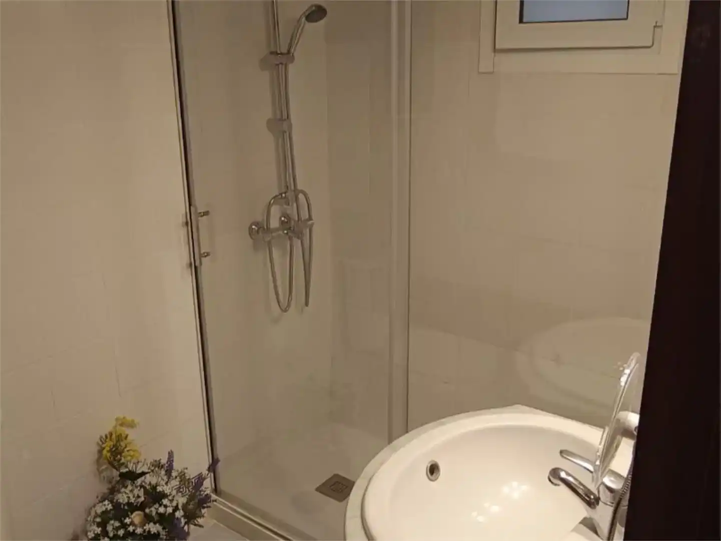 Badezimmer von Wohnung zur untervermieten in Montequinto mit Klimaanlage, Privatgarten und Parkett