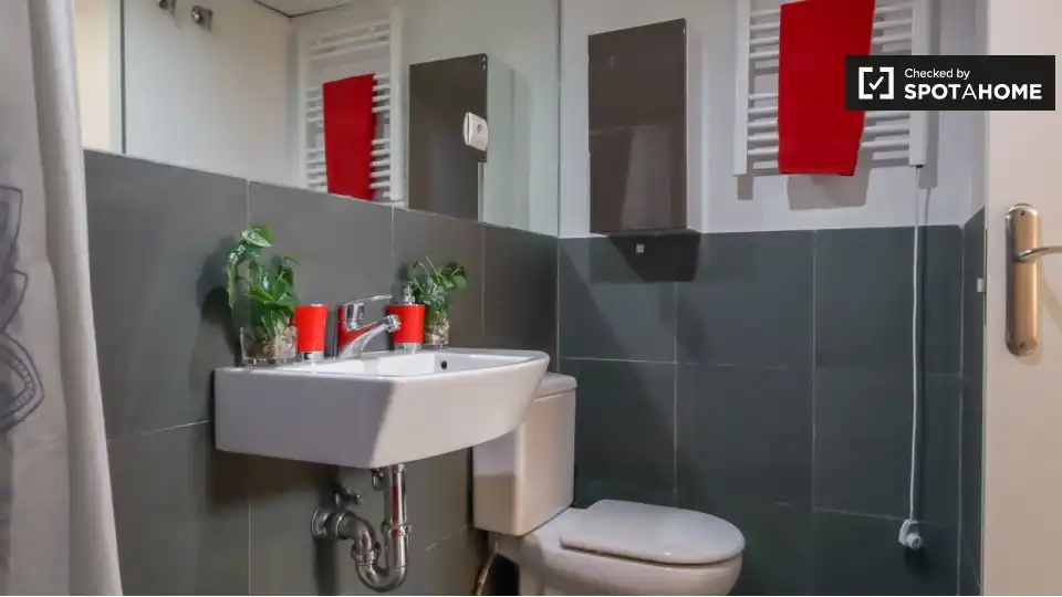 Baño de Piso de alquiler en Madrid con Aire acondicionado, Calefacción y Amueblado