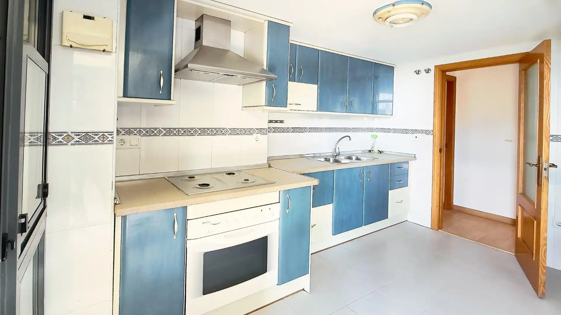 Cuina de Pis en venda en Benidorm amb Aire condicionat, Jardí privat i Terrassa