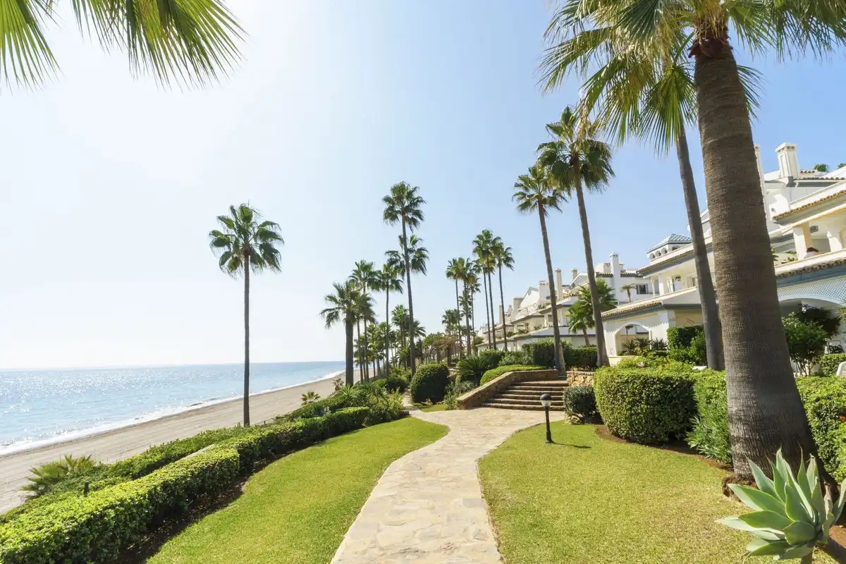 Vista exterior de Planta baja de alquiler en Estepona con Aire acondicionado, Terraza y Piscina comunitaria
