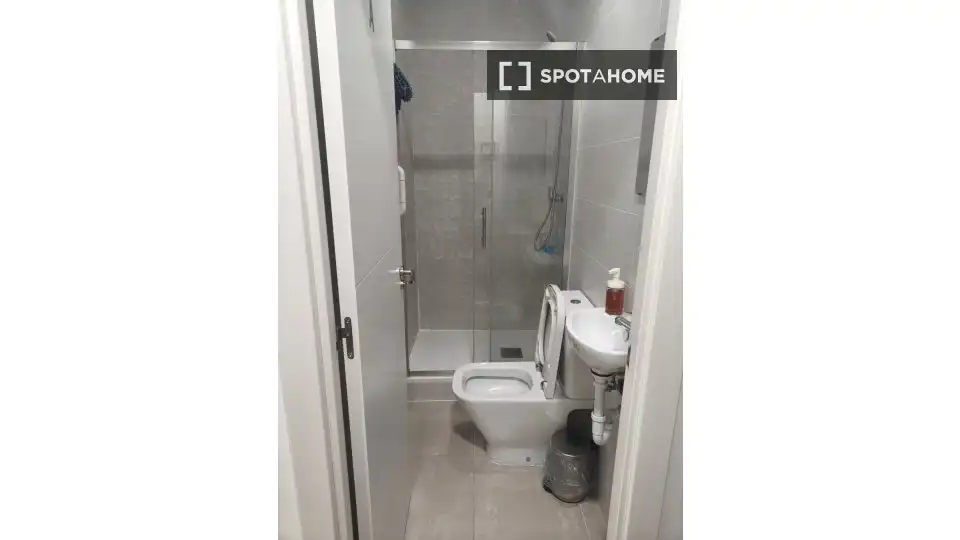 Bathroom of Flat for share in Bilbao   with Air Conditioner, Heating and Furnished