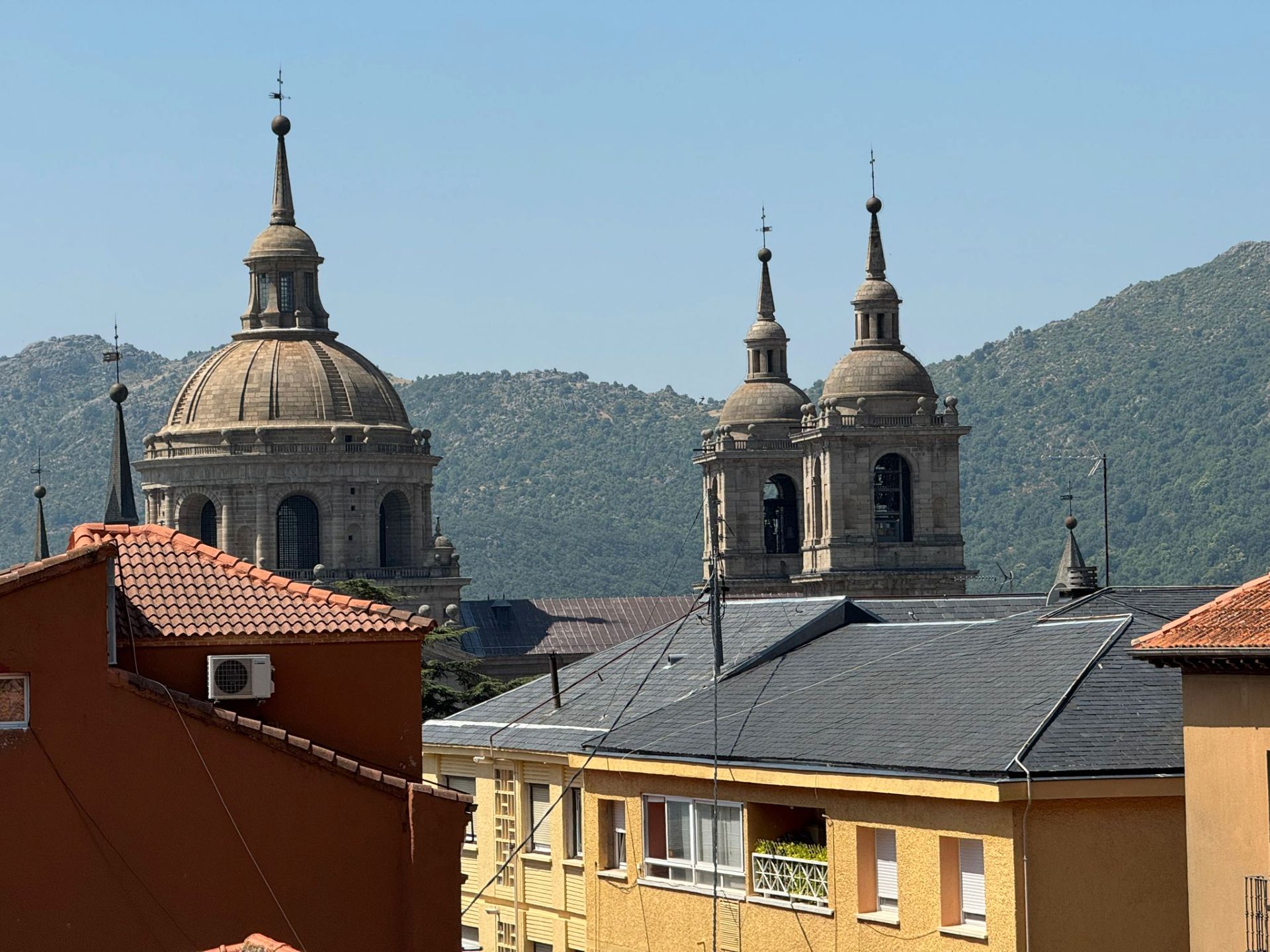 Vista exterior de Àtic de lloguer en San Lorenzo de El Escorial amb Moblat