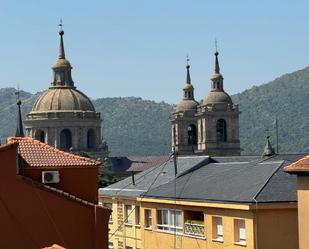 Vista exterior de Àtic de lloguer en San Lorenzo de El Escorial amb Moblat