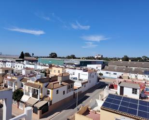 Vista exterior de Àtic en venda en Dos Hermanas amb Aire condicionat, Calefacció i Terrassa