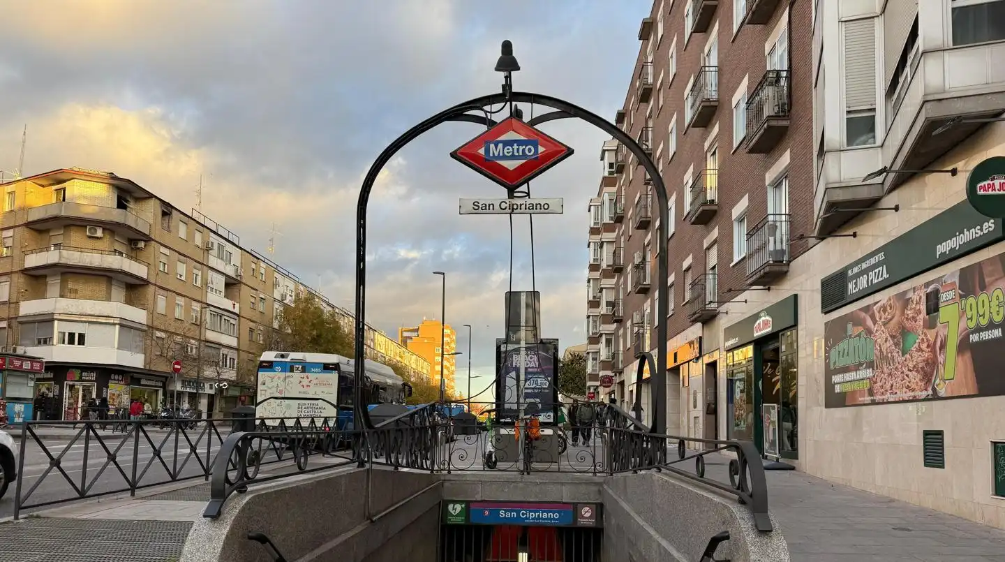 Vista exterior de Planta baixa en venda en Madrid amb Calefacció