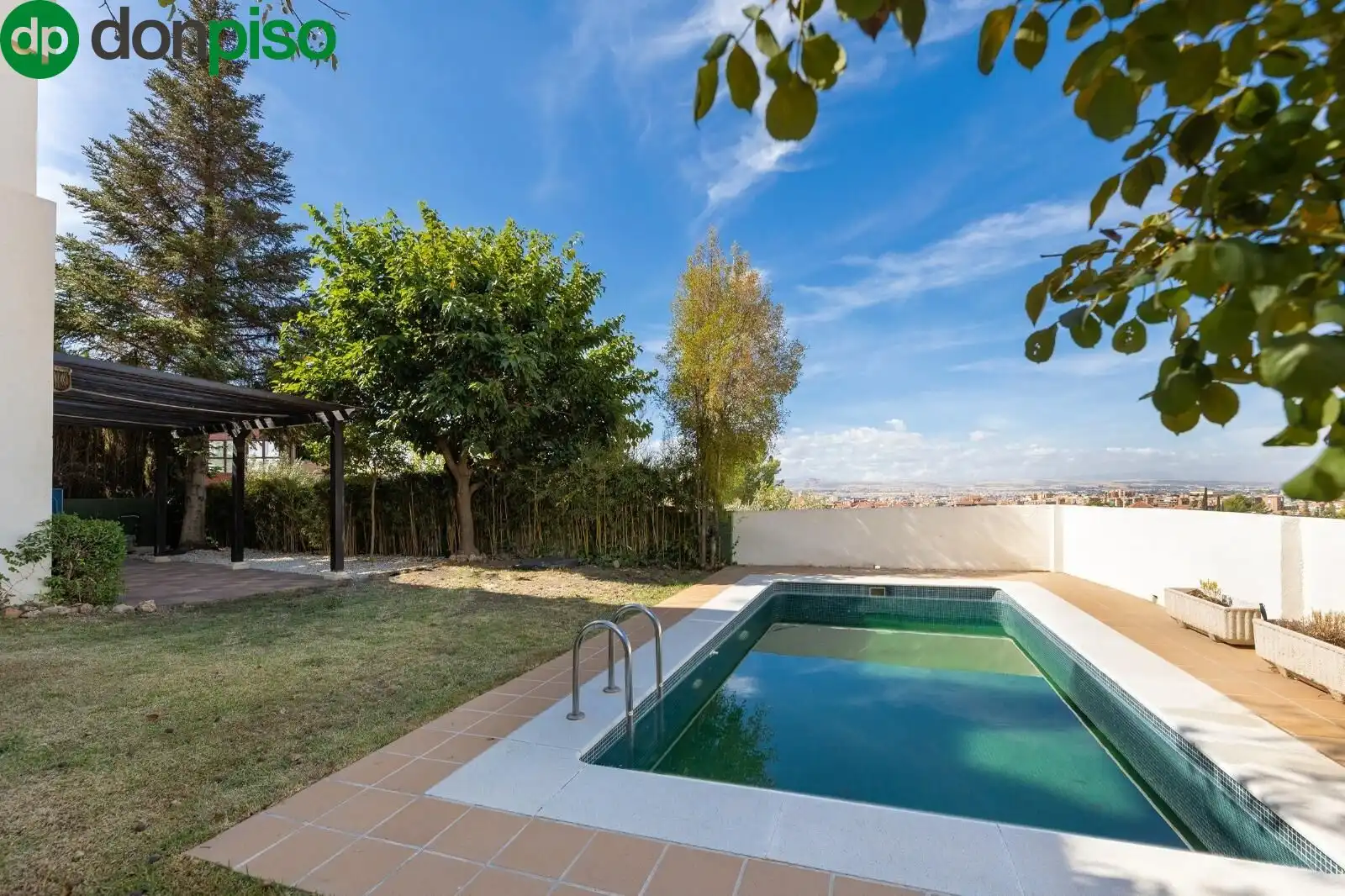 Piscina de Casa o chalet en venta en Granada con Aire acondicionado, Calefacción y Jardín privado