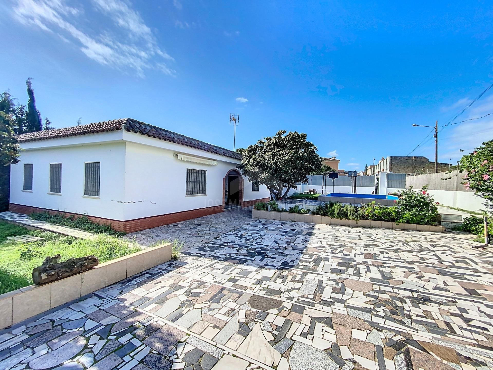 Vista exterior de Casa o xalet en venda en El Puerto de Santa María amb Jardí privat, Terrassa i Piscina