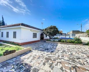Vista exterior de Casa o xalet en venda en El Puerto de Santa María amb Jardí privat, Terrassa i Piscina