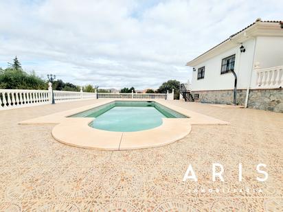 Piscina de Casa o xalet en venda en Alhaurín de la Torre amb Aire condicionat, Jardí privat i Terrassa