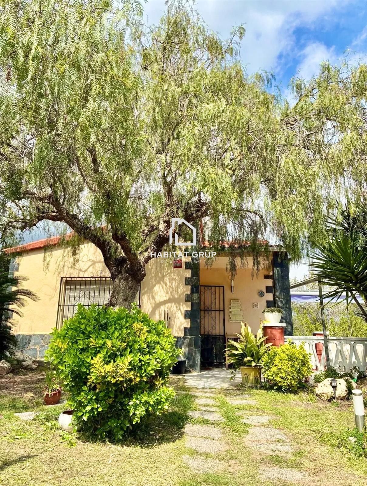 Vista exterior de Casa o xalet en venda en La Bisbal del Penedès amb Aire condicionat, Calefacció i Jardí privat