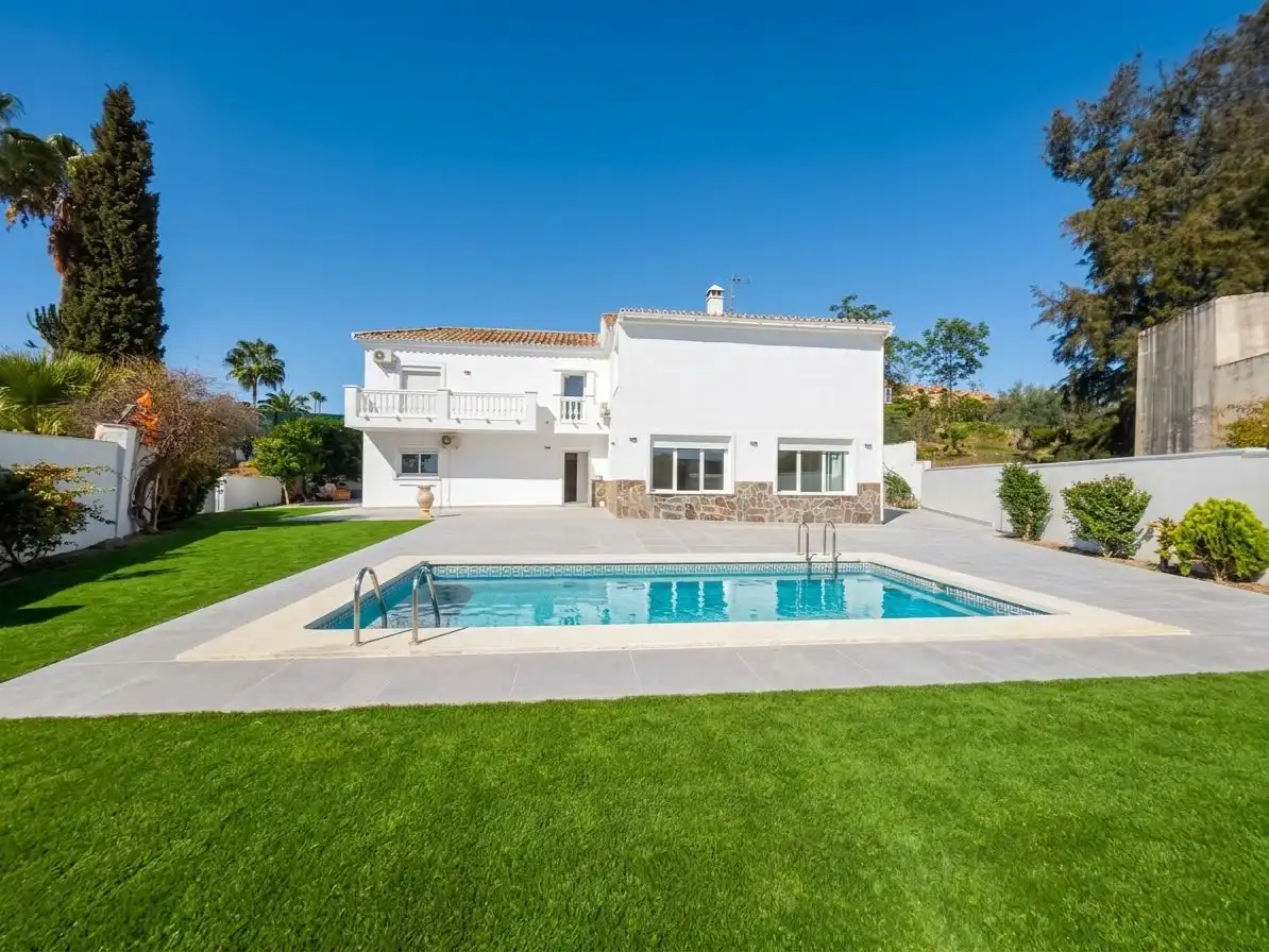 Vista exterior de Casa o xalet de lloguer en Marbella amb Jardí privat, Terrassa i Piscina