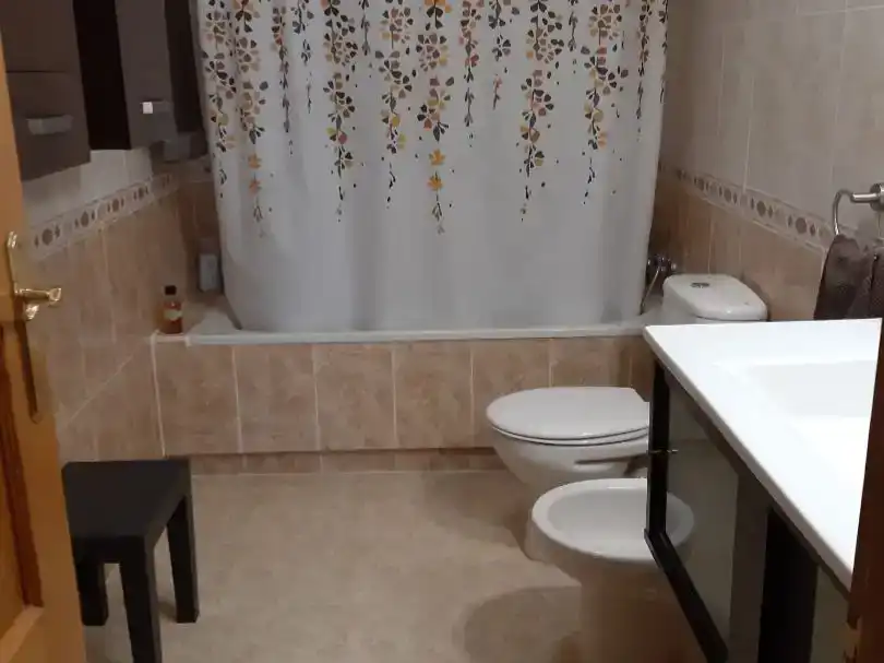 Badezimmer von Wohnung zur Miete in Torrent mit Klimaanlage