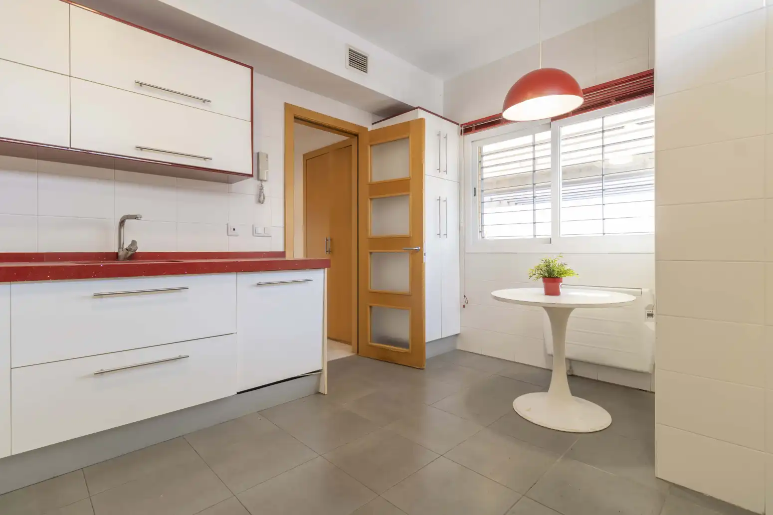 Cocina de Casa adosada en venta en Espartinas con Aire acondicionado, Terraza y Piscina