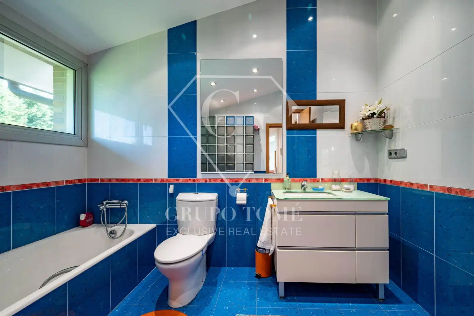 Badezimmer von Einfamilien-Reihenhaus zum Verkauf in Donostia - San Sebastián  mit Heizung, Privatgarten und Terrasse