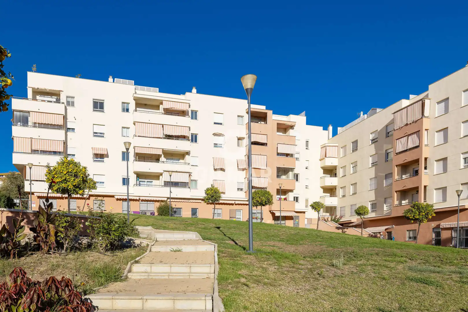 Vista exterior de Apartament en venda en Estepona amb Calefacció, Jardí privat i Piscina