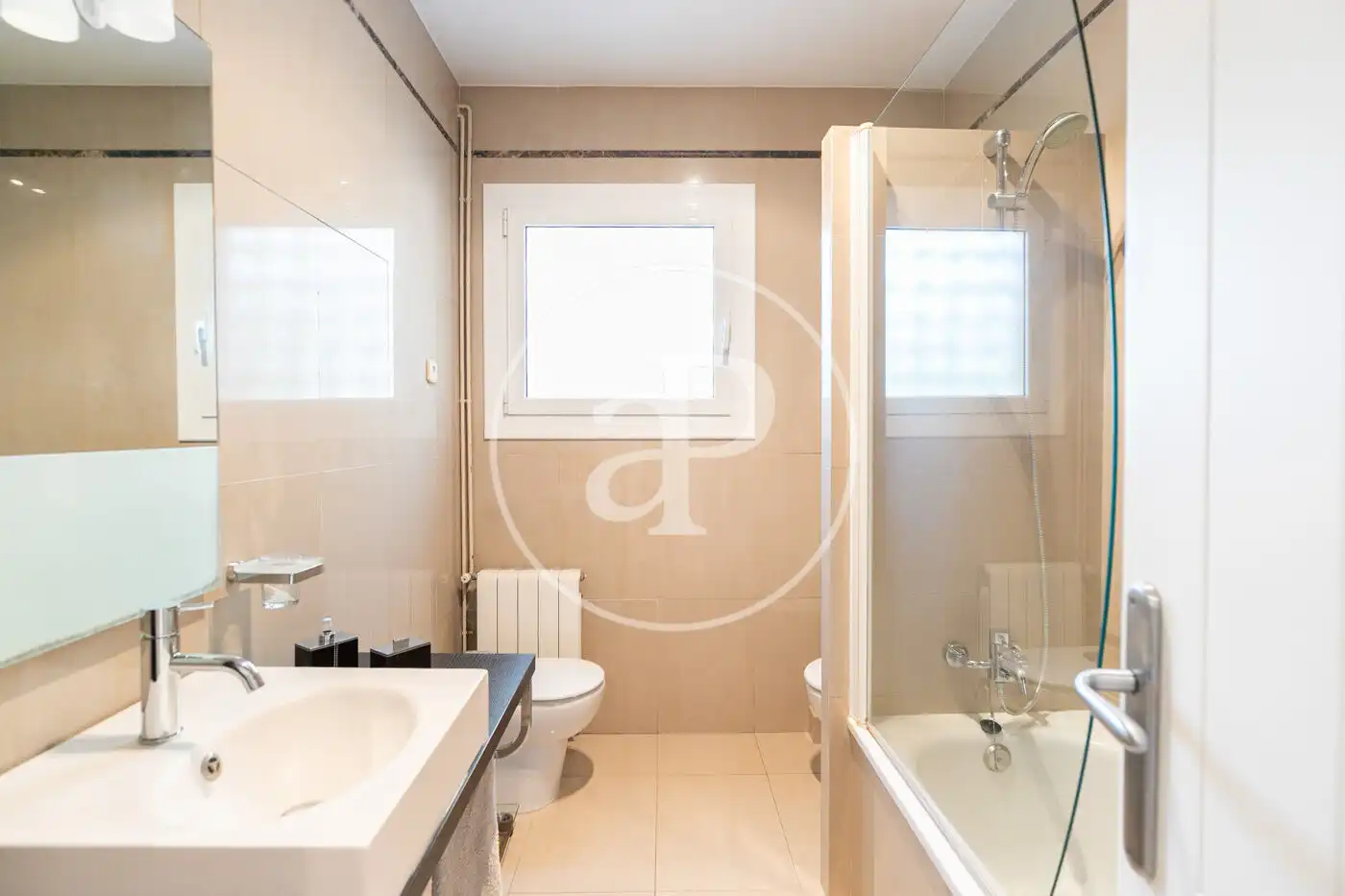 Baño de Piso en venta en Barcelona con Calefacción, Jardín privado y Terraza