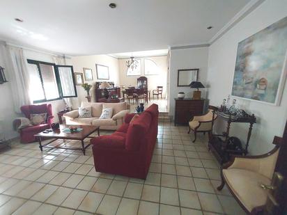 Sala d'estar de Casa o xalet en venda en Algeciras amb Aire condicionat, Terrassa i Piscina