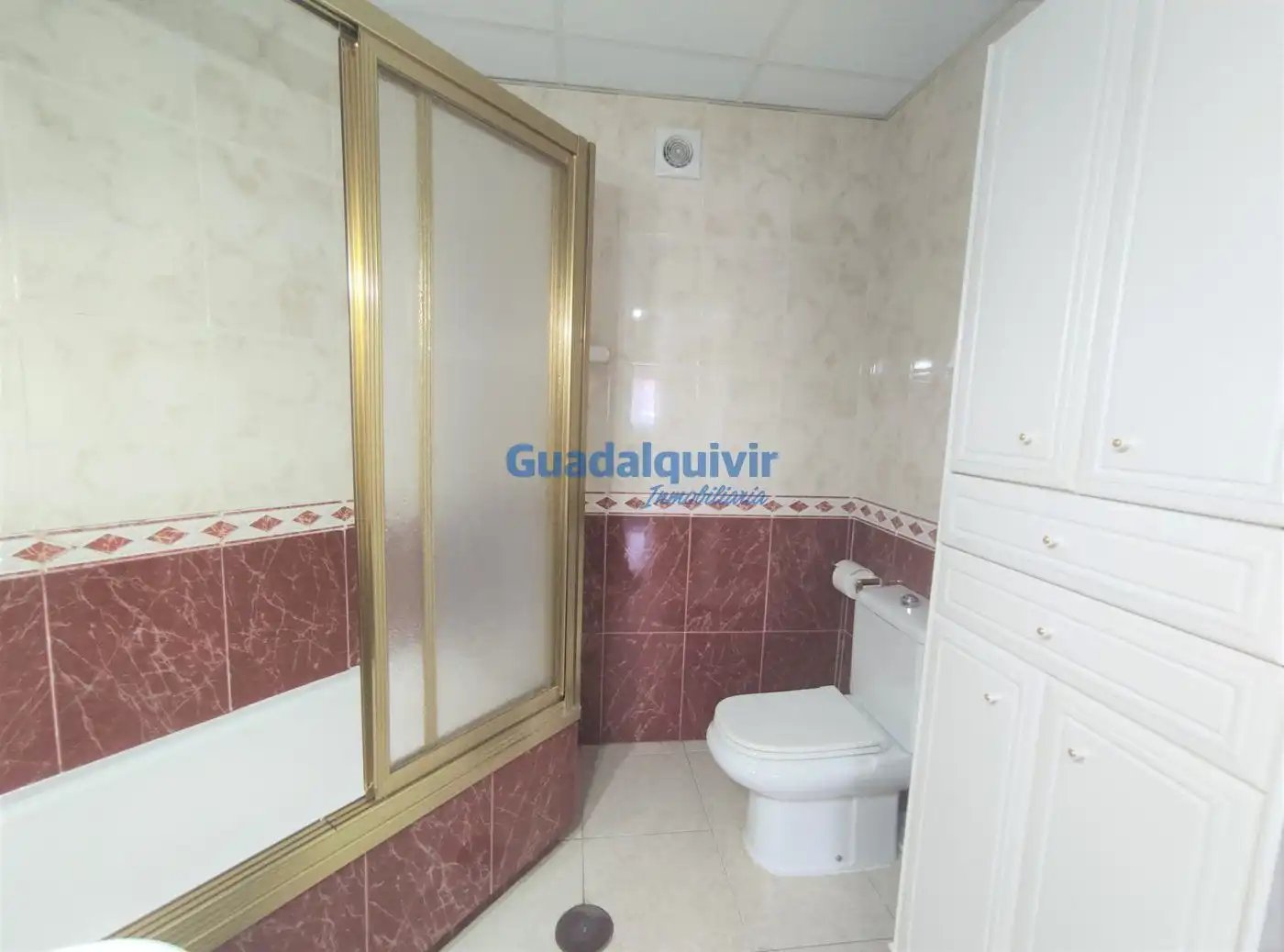 Baño de Piso de alquiler en Sevilla con Aire acondicionado y Terraza