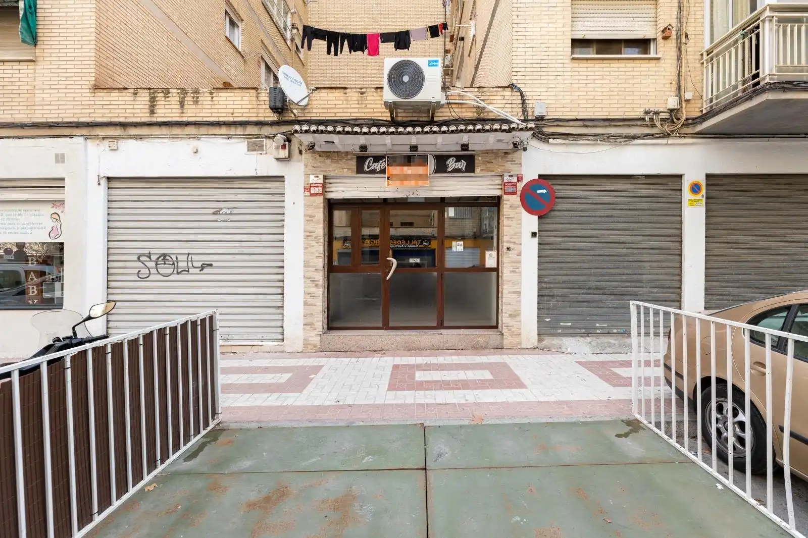 Vista exterior de Local en venta en Granada con Aire acondicionado y Amueblado