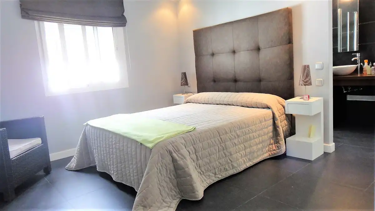 Dormitori de Casa o xalet de lloguer en Marbella amb Aire condicionat, Jardí privat i Terrassa