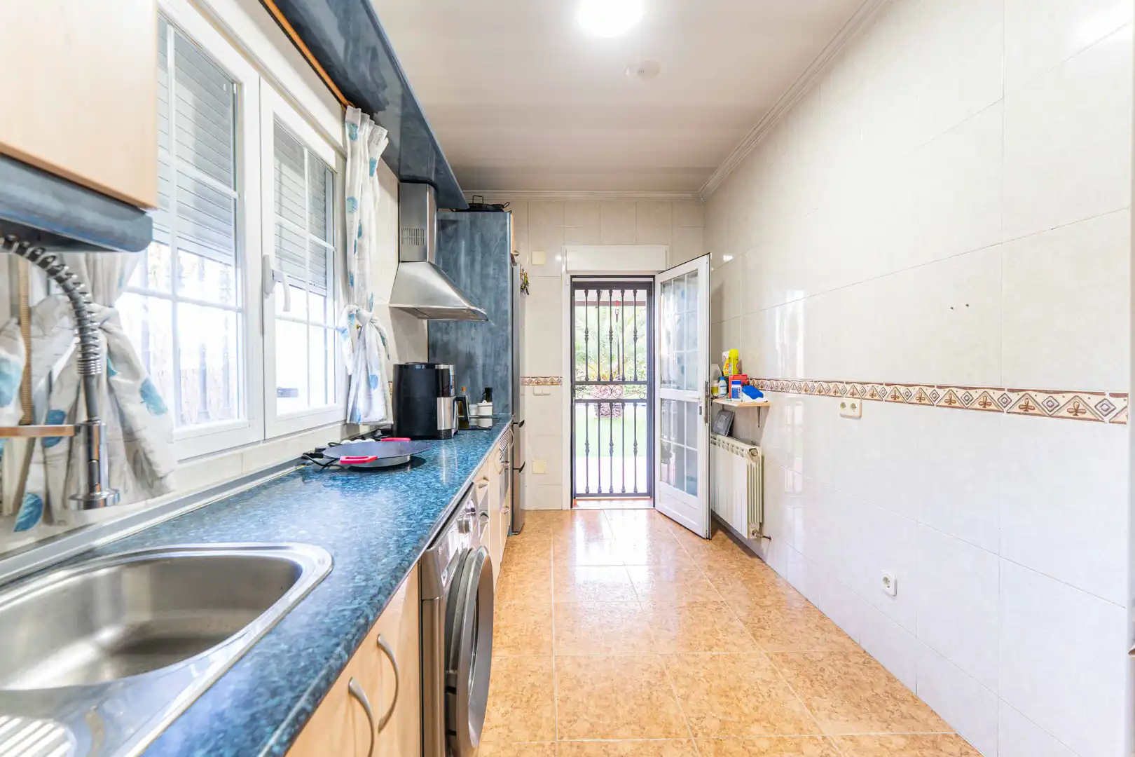 Kitchen of Houses for sale in Sevilla la Nueva  with Air Conditioner, Heating and Private garden