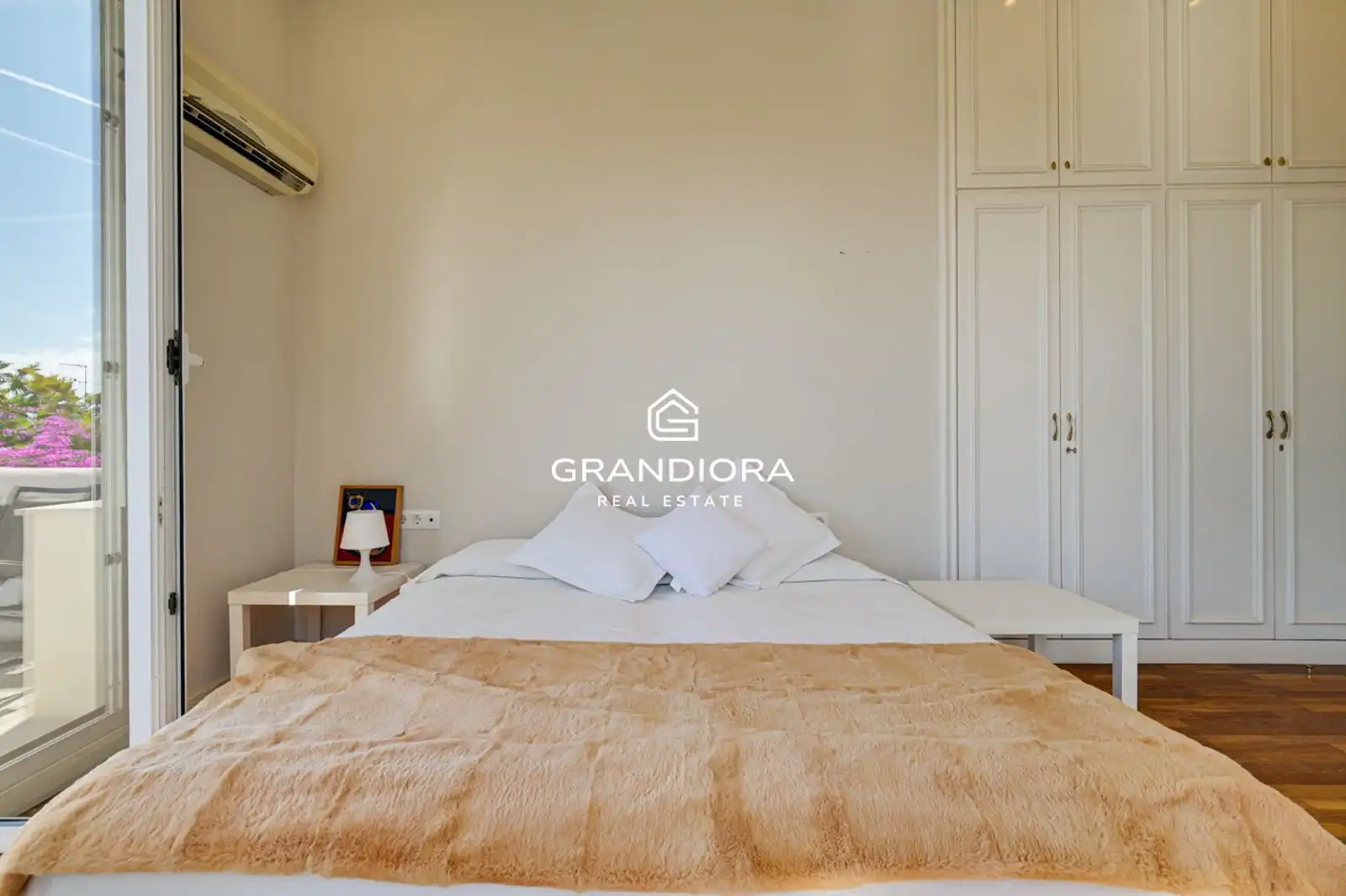Bedroom of Houses for sale in El Masnou  with Air Conditioner, Terrace and Swimming Pool