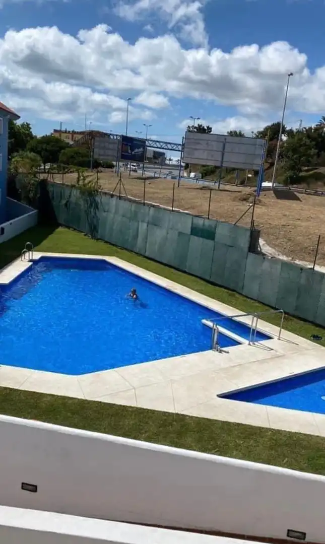 Piscina de Dúplex de lloguer en Algeciras amb Aire condicionat, Moblat i Piscina comunitària