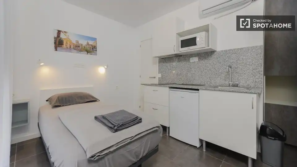 Bedroom of Flat for rent in Valencia  with Air Conditioner, Heating and Furnished
