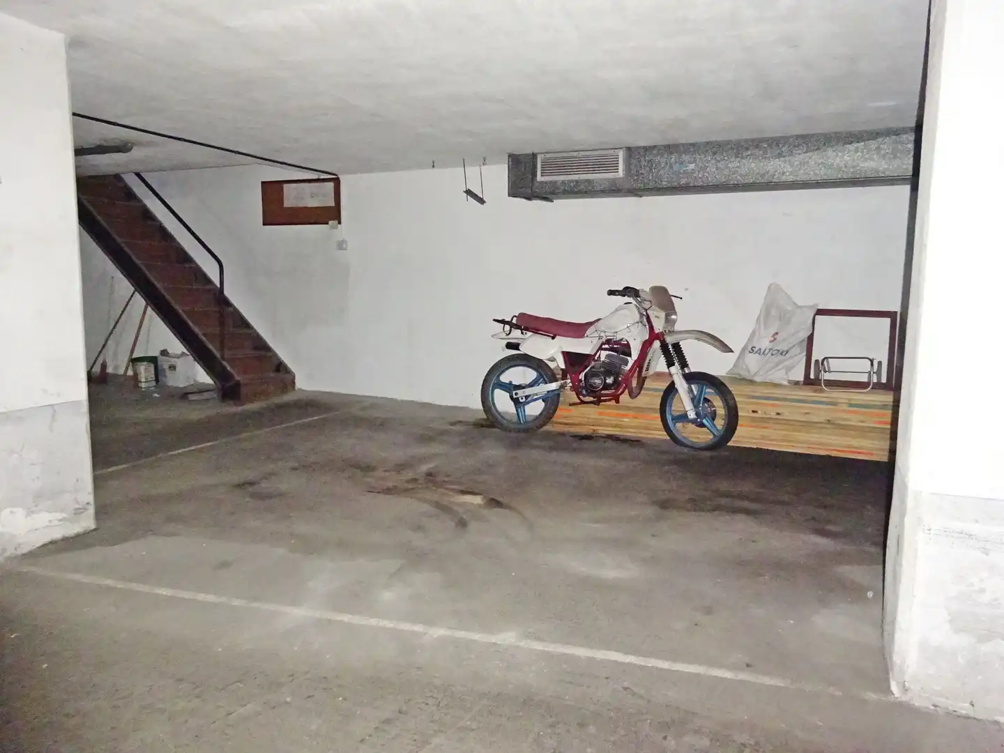 Garage zur Miete in N/A, Erialdea / Centro