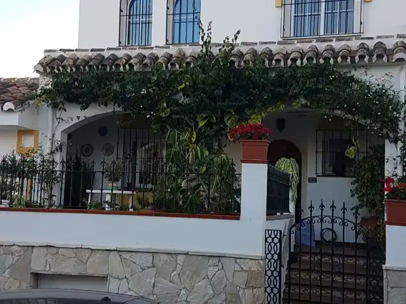 Vista exterior de Casa adosada en venda en Mijas amb Aire condicionat, Piscina i Balcó