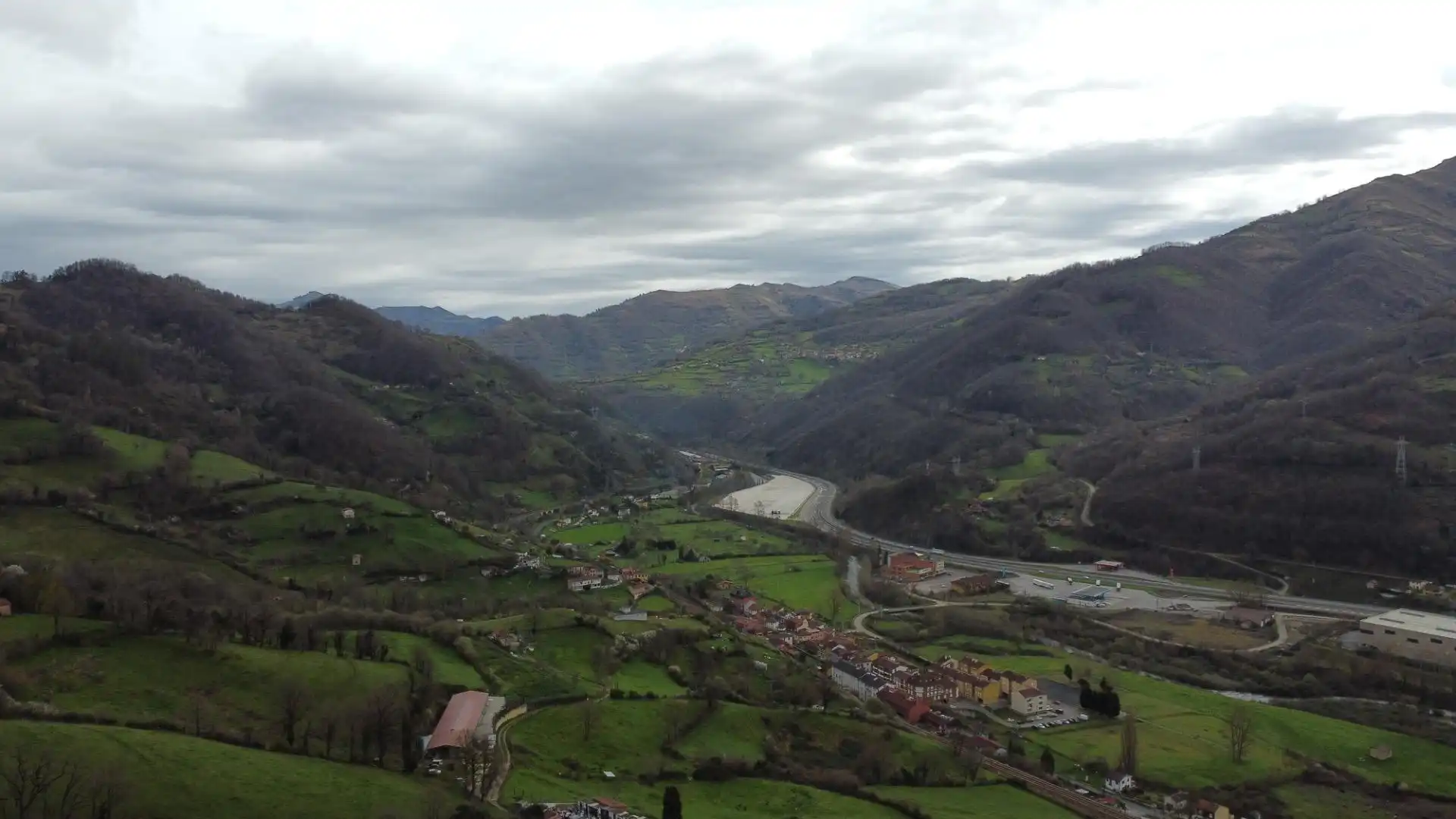 Vista exterior de Finca rústica en venda en Lena amb Jardí privat, Traster i Balcó