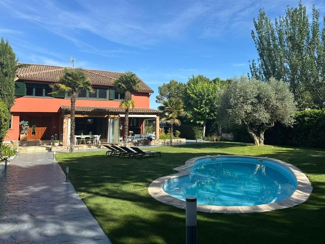 Jardí de Casa adosada en venda en Boadilla del Monte amb Aire condicionat, Jardí privat i Piscina