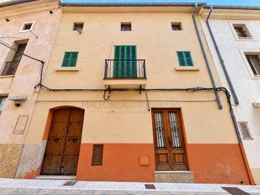 House with balcony for sale in Calle Antoni Maura