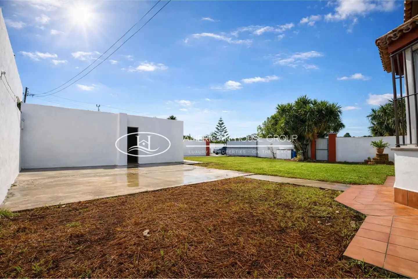 Vista exterior de Casa o xalet en venda en Chiclana de la Frontera amb Jardí privat i Moblat