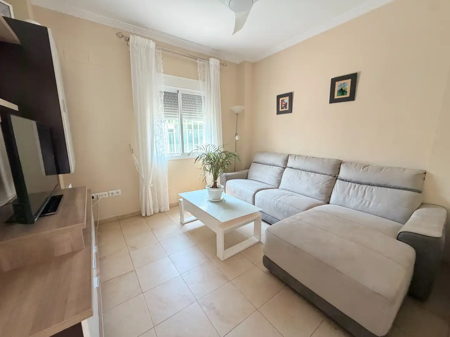 Sala d'estar de Casa o xalet en venda en Espartinas amb Aire condicionat, Terrassa i Traster