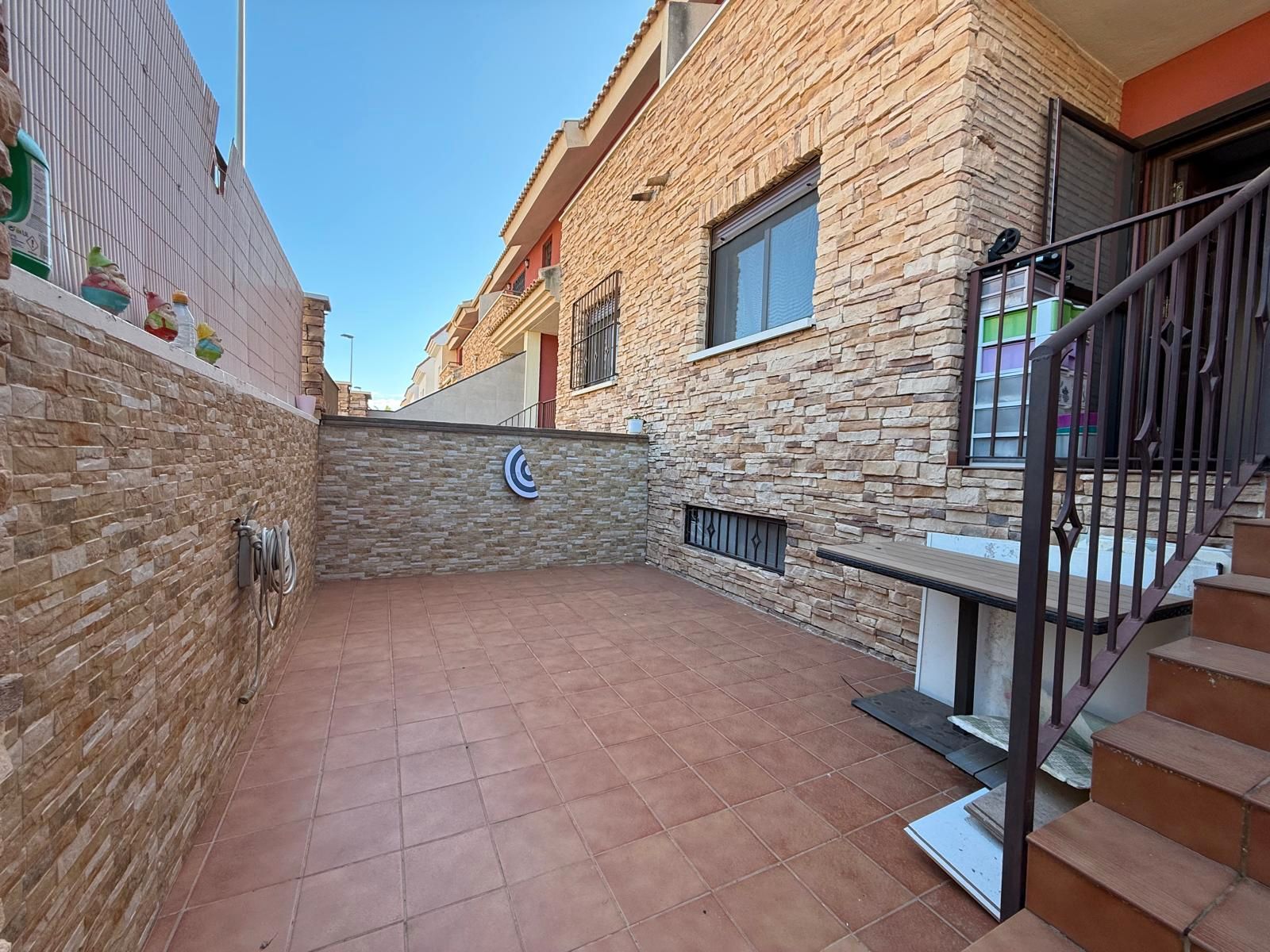 Vista exterior de Casa adosada en venda en San Pedro del Pinatar amb Aire condicionat, Calefacció i Jardí privat