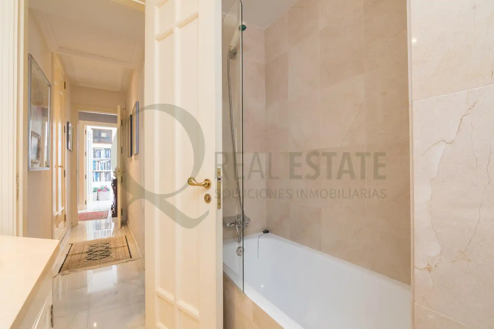 Bany de Casa o xalet en venda en Alicante / Alacant amb Calefacció, Jardí privat i Terrassa